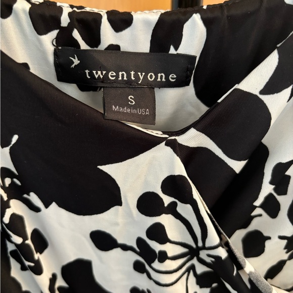 NEW FOREVER 21 Black & White Dress- Size Small - Picture 4 of 10